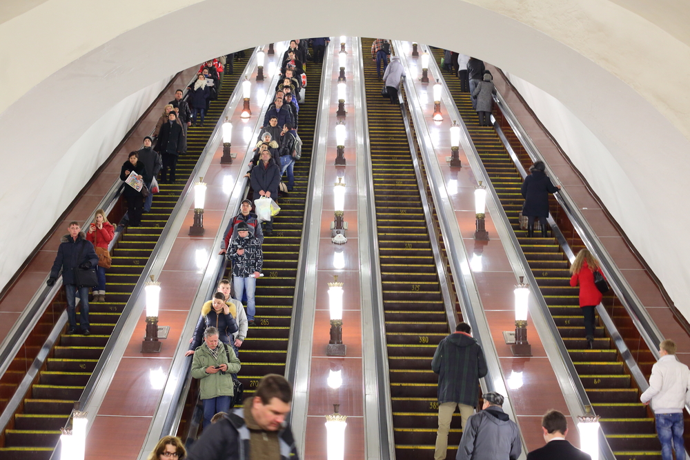 Разный метро. Люди на эскалаторе. Люди на эскалаторе в метро. Люди на эскалаторе Москва. Эскалатор метро.