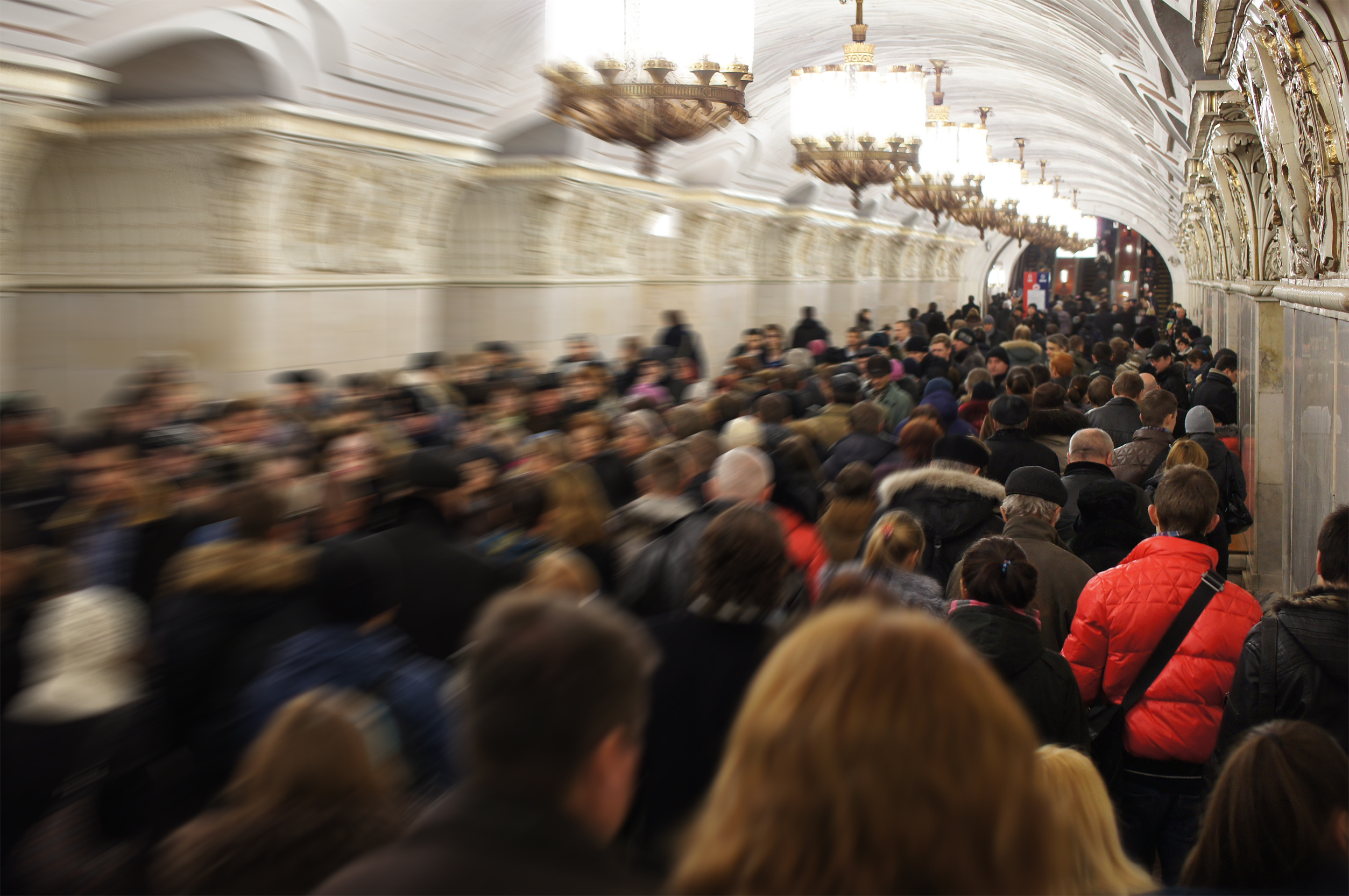 Много людей в метро. Час пик в метро в Москве 2021. Люди в Московском метро. Толпа в метро. Толпа людей в метро.