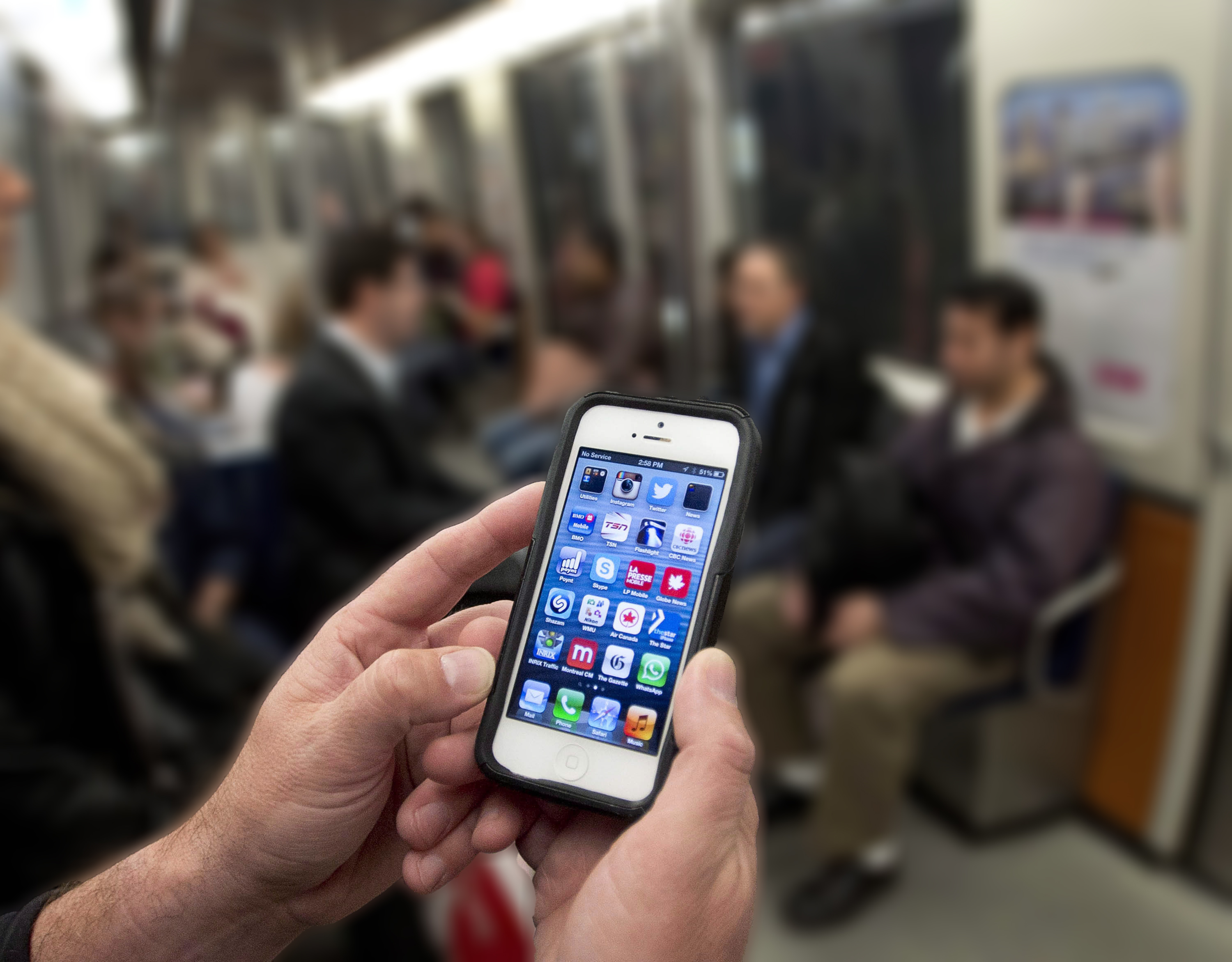Метро через телефон. Смартфон в метро. Люди со смартфонами в метро. Wi-Fi в метро. Человек в транспорте и смартфон.
