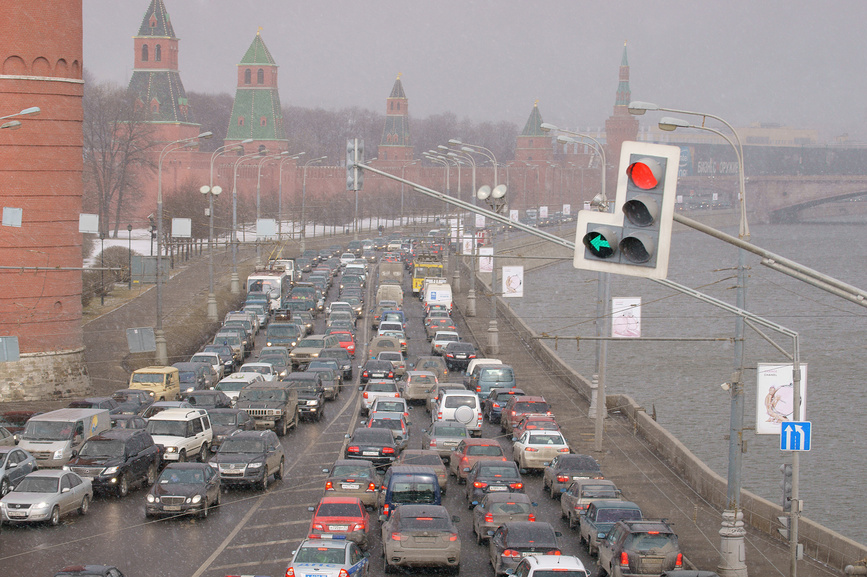 Пробки в реальном времени. Пробки Москва Кремлевская набережная. Пробка на кремлевской набережной. Пробки в Москве. Пробка на светофоре.