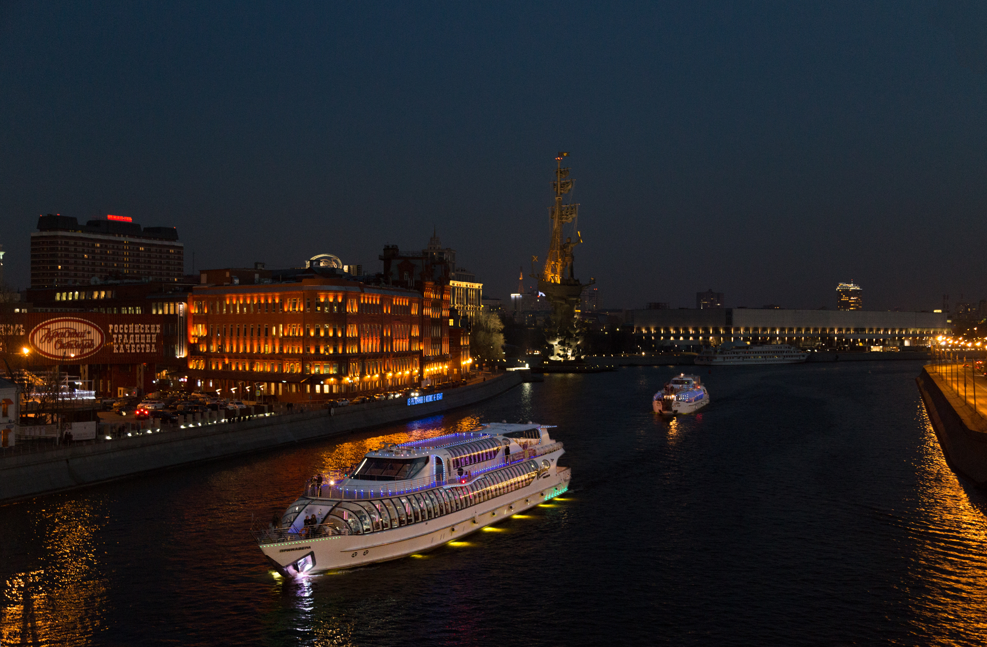 рэдиссон теплоход москва. прогулка по москве реке зимой на рэдиссон. рэдиссон-круиз по москве зима. рэдиссон роял теплоход. ледокол рэдиссон москва.