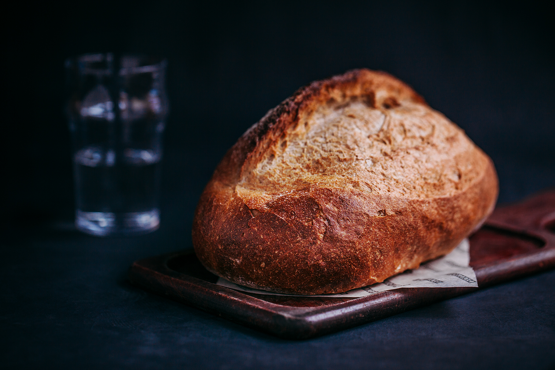 Хлеб чанг. Красивый хлеб. Хлеб Эстетика. Хлеб на черном фоне. Хлеб на темном фоне.