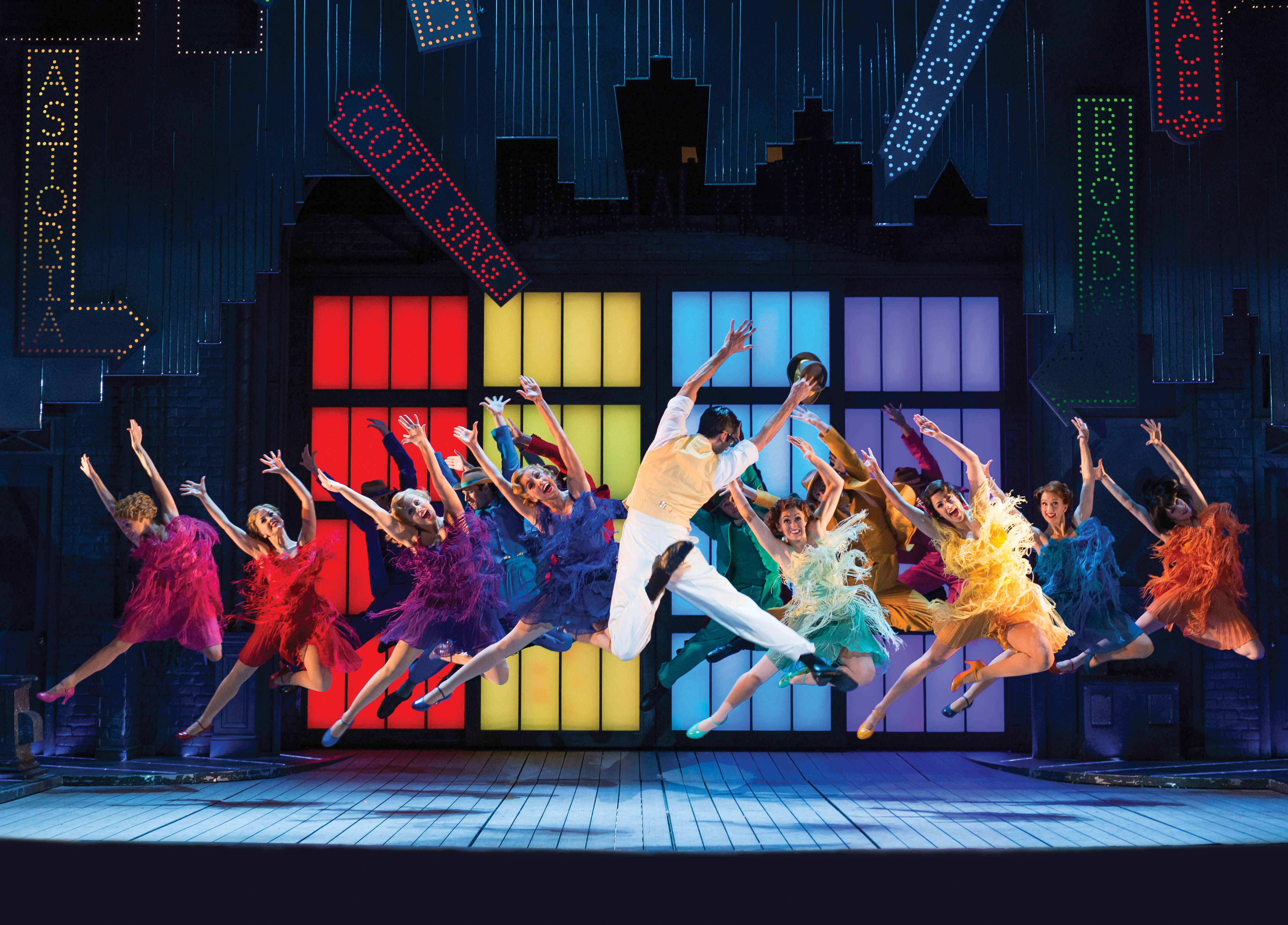 Баба шанель театр на юго-западе. Спектакль голубка севастополь. Девушка в театре. Театр в котором поют. Театр в котором поют.