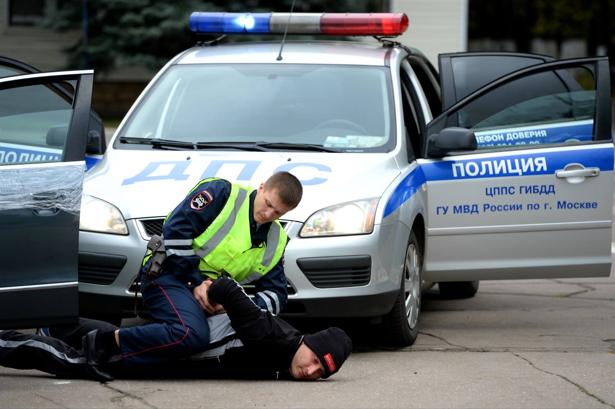 Государственной инспекции дорожного движения. Полицейские скручивают преступника. Неповиновение сотруднику полиции. Неповиновение сотруднику ГИБДД. Неповиновение законному Требованию сотрудника полиции.