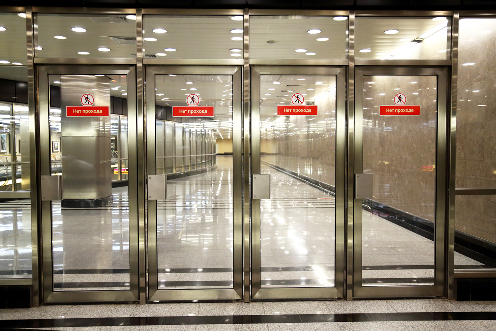 Двери метрополитена. Двери метро. Метро двери закрываются. Московские двери метрополитена. Стеклянные двери в метро.