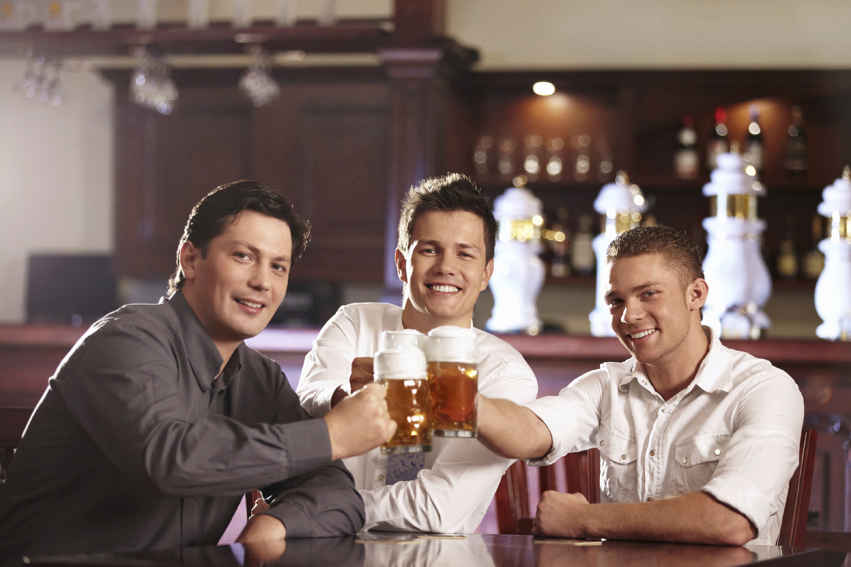 мужчины в баре