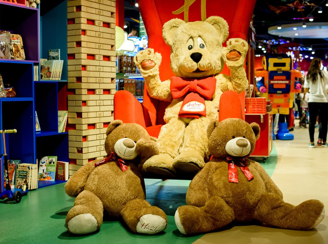 Hamleys london. Hamleys Toy. Самый большой магазин игрушек в Москве. Hamleys интернет магазин игрушек. Мишка Hamleys.