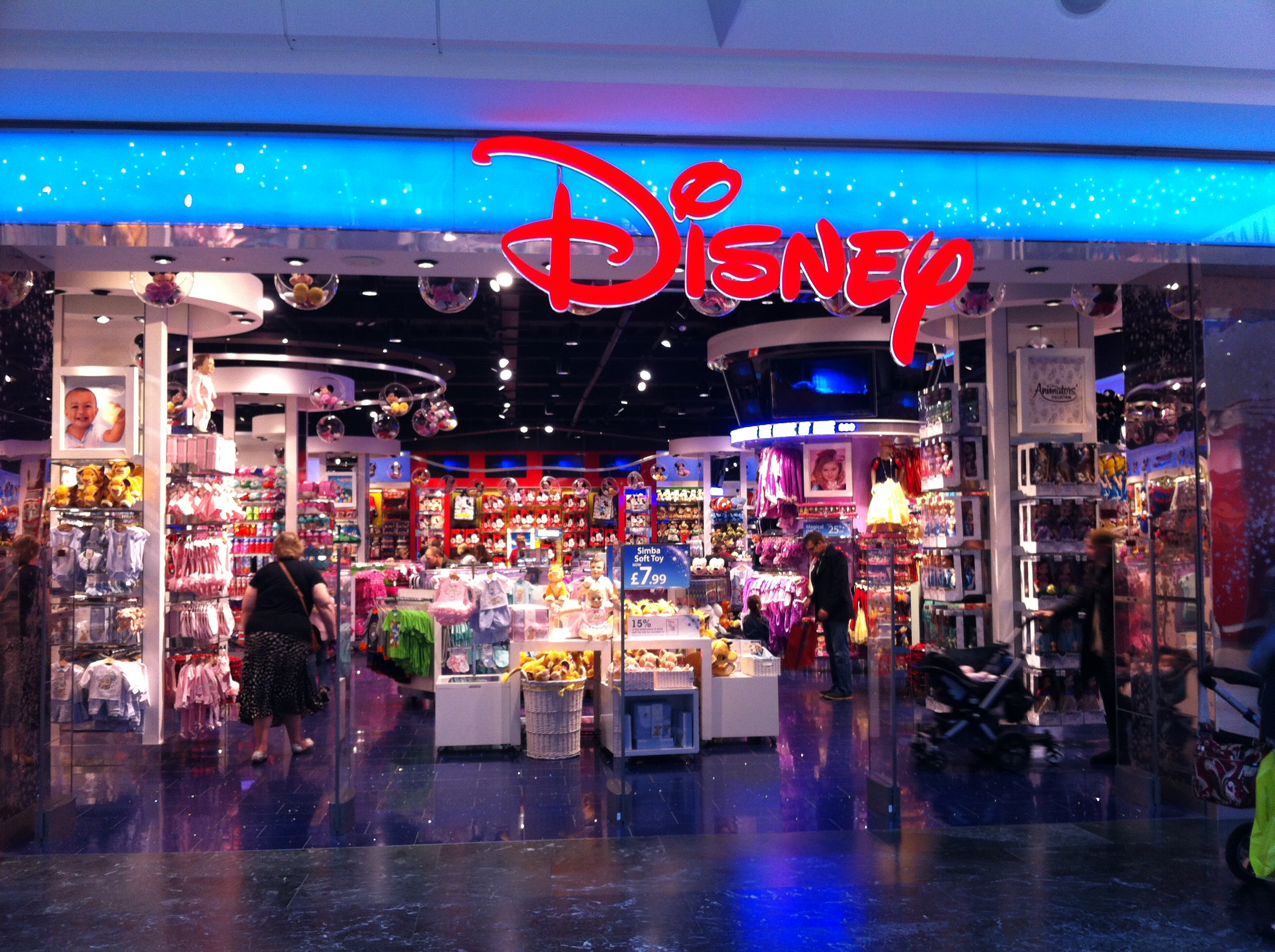 Disney store. Дисней стор в Лондоне. Disney магазин игрушек в Москве. Магазин Дисней в Москве. Американские магазины игрушек.