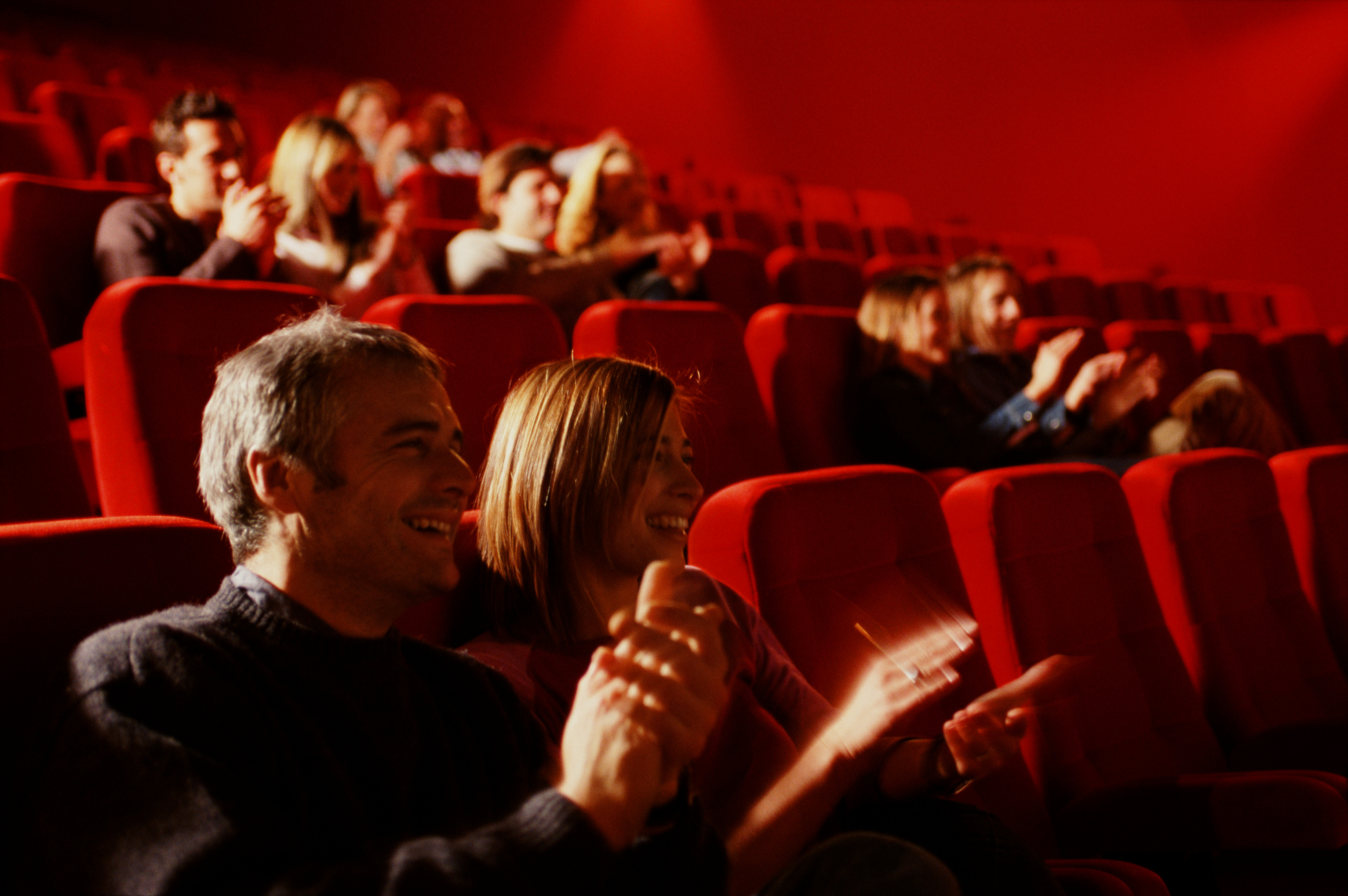 В течение всего спектакля зрители. Поход в театр. Люди сидят в кинотеатре. Зрители в зале. Зрительный зал с людьми.