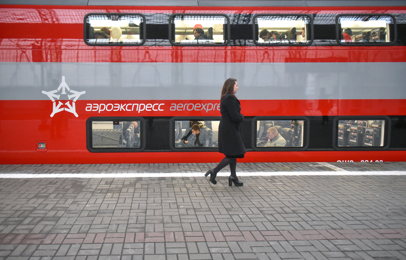 Аэропорт экспресс. Аэроэкспресс метро. Двухэтажный Аэроэкспресс в Домодедово. Экспресс в аэропорт. Пассажиры в аэроэкспрессе.