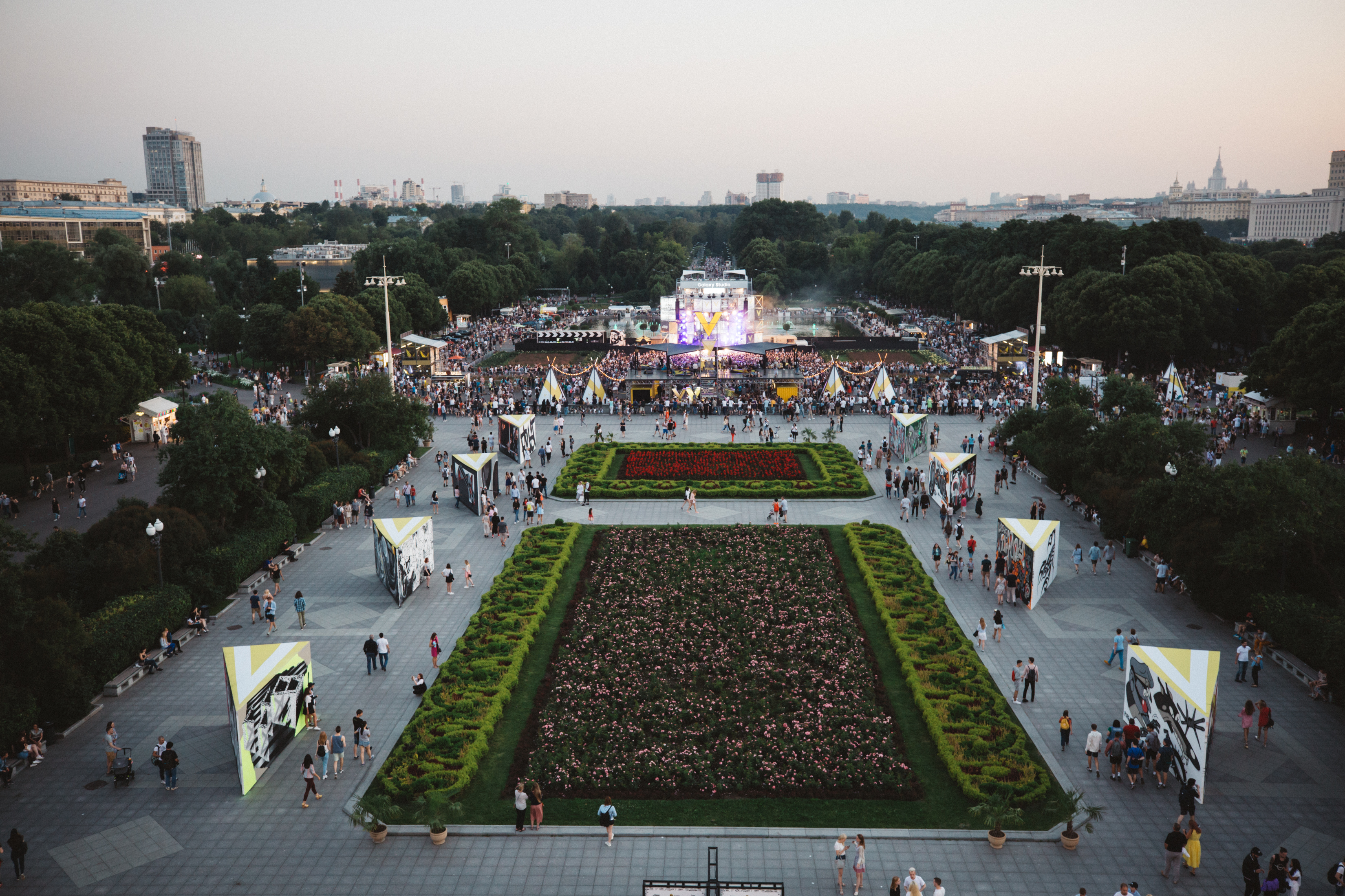 Город 2018. Выставка в парке Горького. Парк Горького ярмарка. Экспозиция парк Горького начало. Выставка в парка Горького.