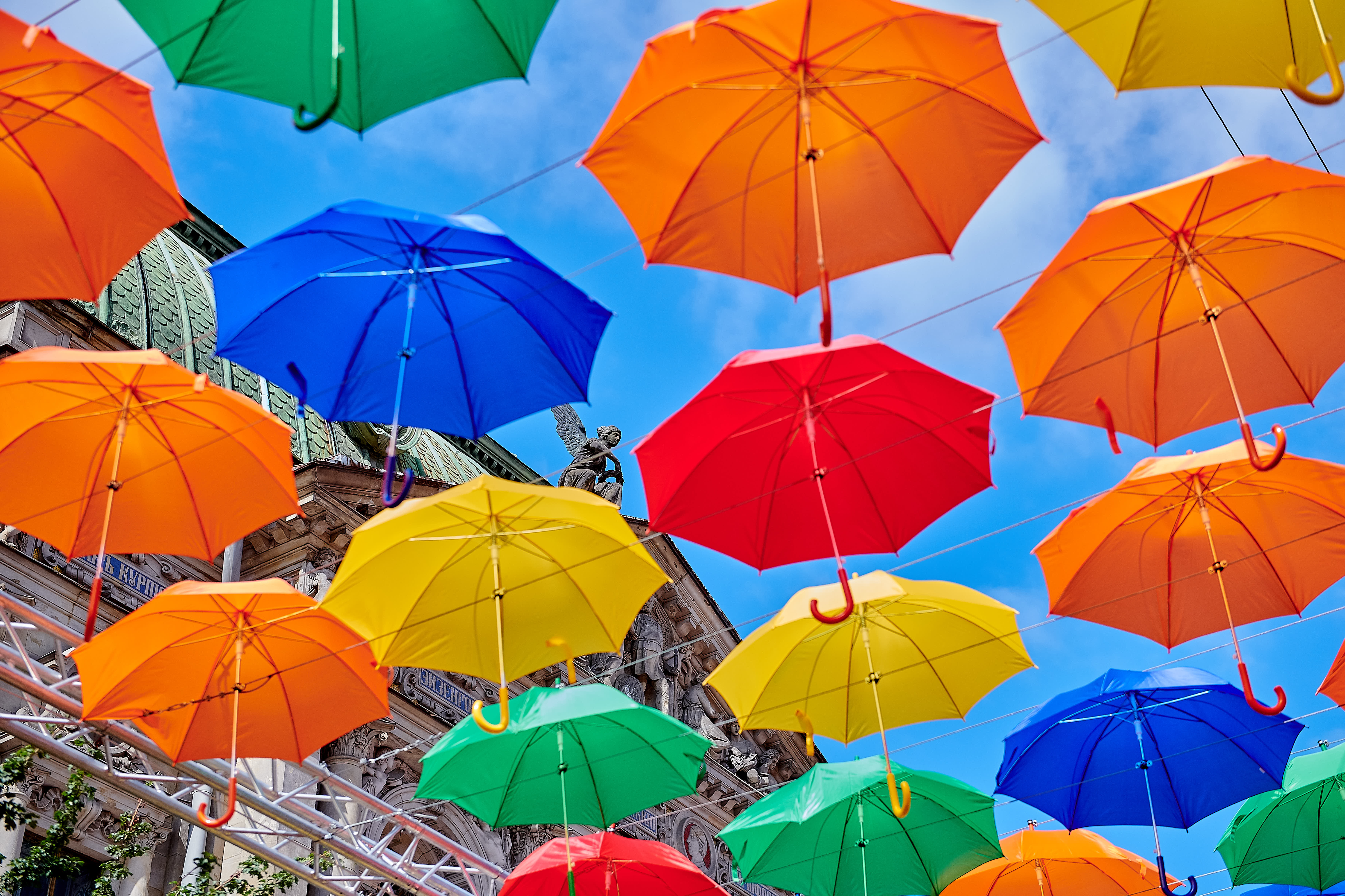Зонтик спб. Разноцветные зонтики. Зонтики яркие. Красочный зонтик. Яркий зонт.