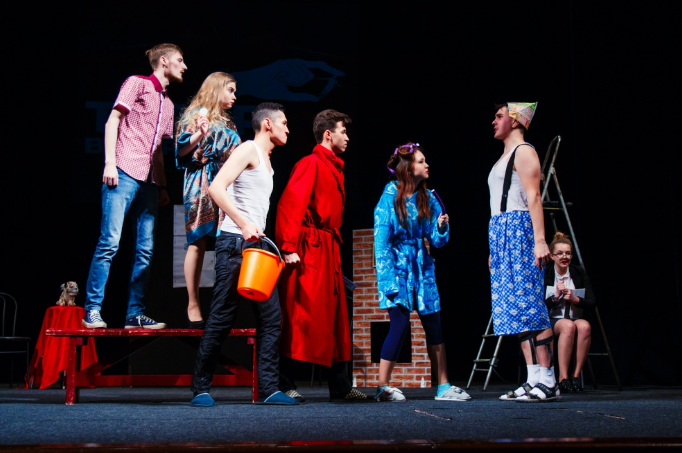 декорации к спектаклю три поросенка. спектакль кроткая гармаш. театральное выступление. театр на звенигородской суббота. люди на спектакле в театре.