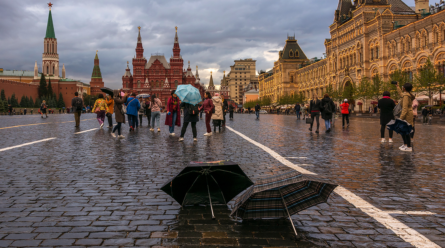 Жить в реальном времени. Москва весной. Москва летом. Красная площадь дождь. Осень в Москве.