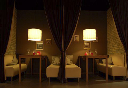 Место с кабинками. Кабинки в ресторане. Ресторан с кабинками для двоих. Место с кабинками. Шторы в кальянной.