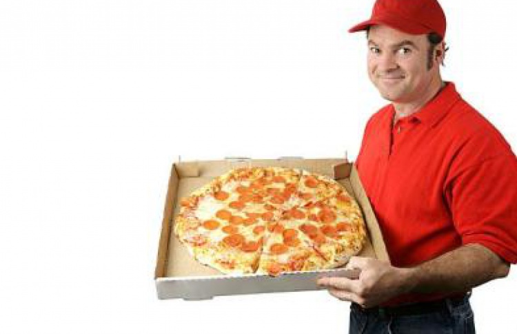 Доставщик пиццы. Разносчик пиццы. Мужчина с коробками пиццы. Фотосессия с пиццей. Человек с коробкой пиццы.