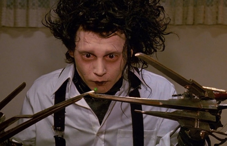 Edvard Ruki Nozhnicy Edward Scissorhands Fentezi Film 1990 Goda Ssha V Rolyah Vajnona Rajder Dzhonni Depp Kinofilm Edvard Ruki Nozhnicy Trejler Recenziya Time Out