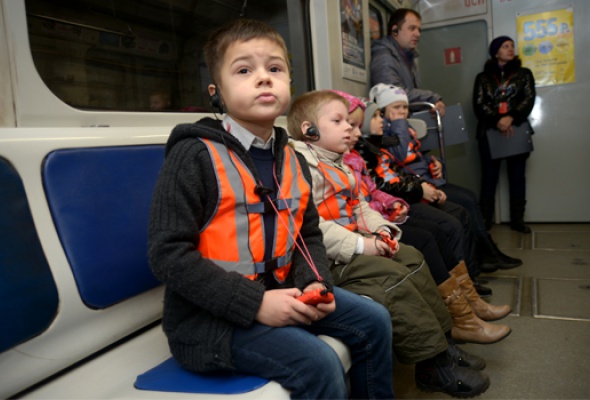 Метрополитен дети. Метро для детей. Дети в метро Москва. Экскурсии детей в метрополитена. Экскурсия в метро с детьми.