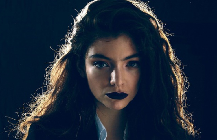 Lorde: «Мне не нравится, как я выгляжу, когда улыбаюсь»
