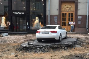 Окопанную на Кузнецком мосту ауди переместили