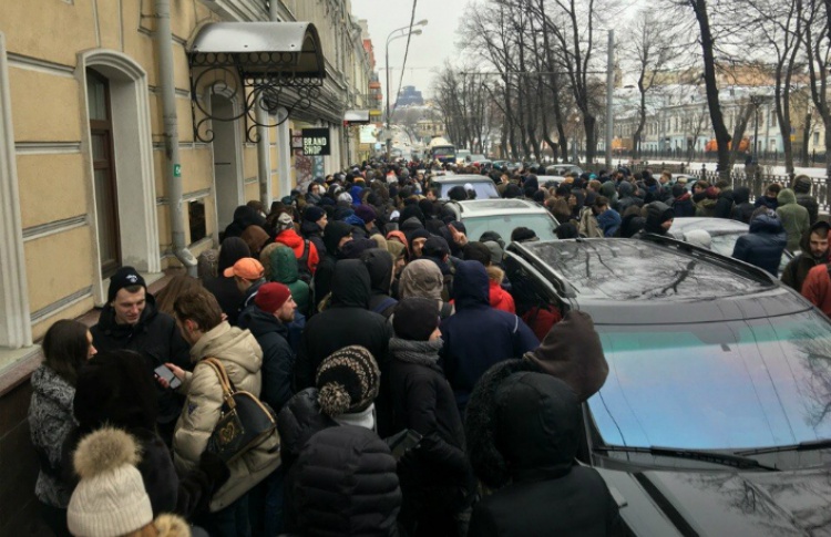 Полиция разогнала очередь за кроссовками от Канье Уэста