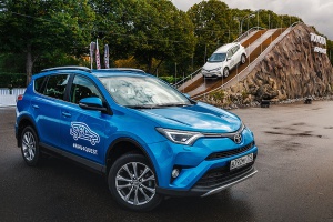 7 метров над уровнем нормы: уникальный тест-драйв Toyota RAV4 в Парке Горького
