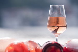 Розовое вино: где и зачем его пить прямо сейчас