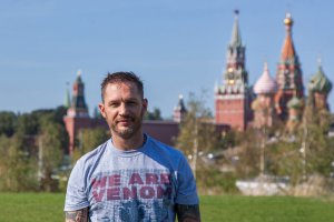 Суперсилы на фоне храмов: Том Харди в Москве