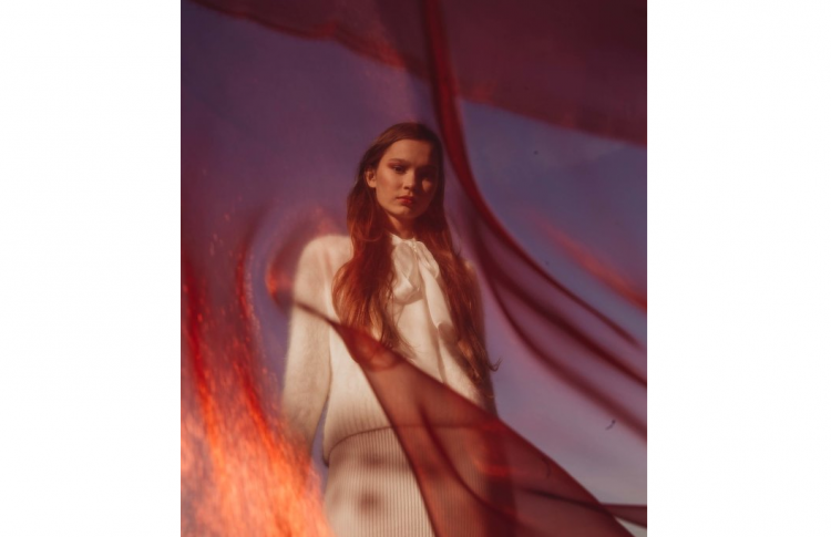 Сочетание красного и охры в лукбуке Marie by Marie FW18
