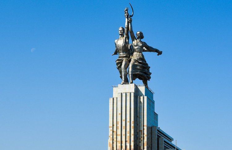 На ВДНХ бесплатно пустят молодоженов и именинников