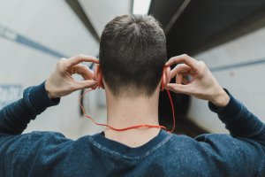 Как прокачать мозг, пока качаешь ноги: 5 аудиокниг, которые можно послушать во время занятий спортом