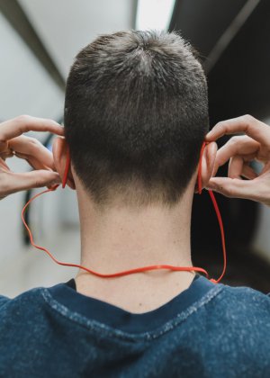 Как прокачать мозг, пока качаешь ноги: 5 аудиокниг, которые можно послушать во время занятий спортом