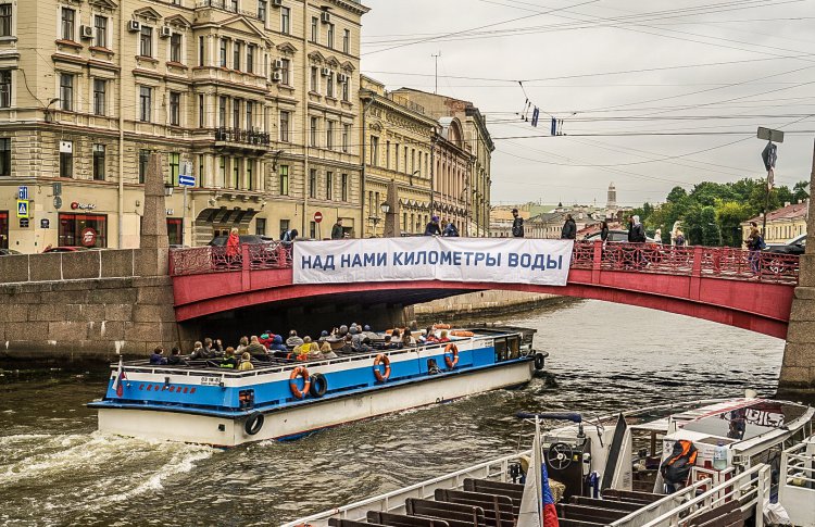 На Красном мосту появилась цитата из песни Бутусова