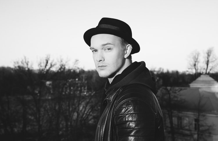 Актер Сергей Худяков о демонах, няне и о том, что поёт в душе