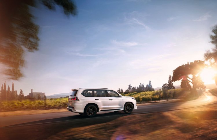 Lexus объявляет о старте продаж эксклюзивной версии Lexus LX 570 Black Vision