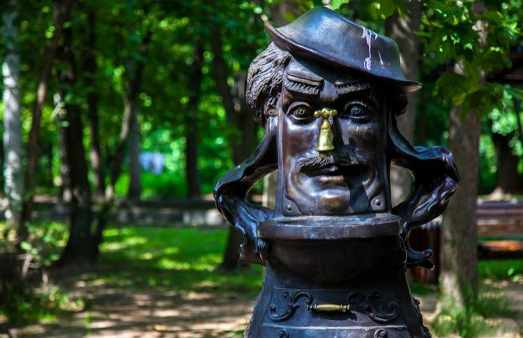 «Там написано»: знают ли прохожие, кому воздвигнуты московские памятники?