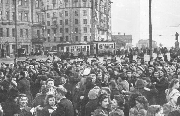 «Попробуйте, счастливые потомки, прожить на такую норму». Жизнь москвичей во время Второй мировой