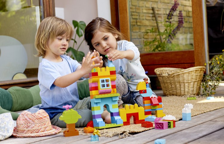 Компания LEGO окажет благотворительную помощь 2000 российских детей и научит их проводить время с пользой дома