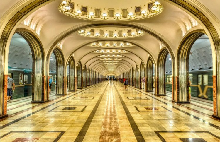 20 самых запоминающихся станций московского метро