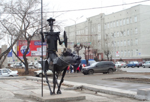 Адрес памятник. Памятник Дон Кихоту Новосибирск. Скульптура Дон Кихот в Новосибирске. ТЮЗ Омск скульптуры. Бузэу Румыния памятник Дон Кихоту.